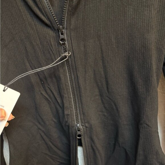 ALO Yoga Women's Black double Zip-Up Cropped Jacket size small and medium - Picture 4 of 5